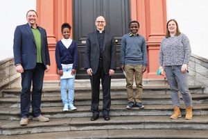 Esta Luena, Bischof Dr. Franz Jung, Goodluck Mully und Stephanie Kloidt
